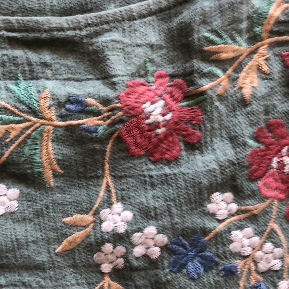 Springtime babe embroidered top 🌷 - Picture 3 of 4